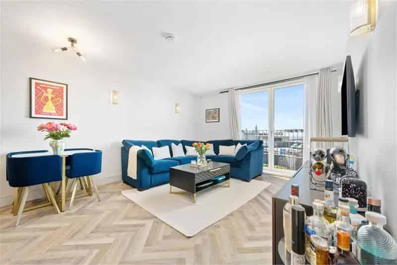 2 Bed Flat - Second Floor with 1 Reception Room
