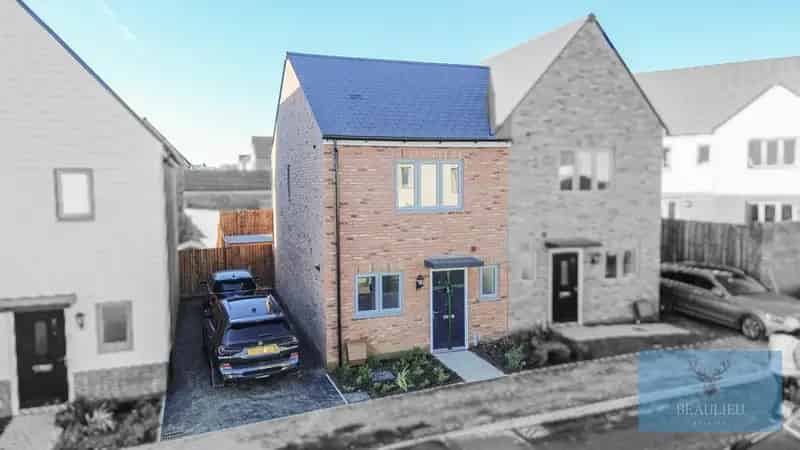 2 Bedroom Semi Detached House To Rent