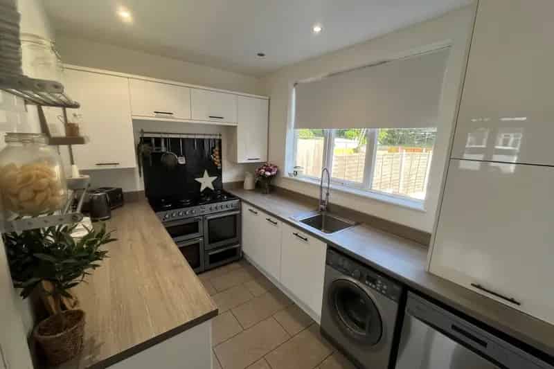 Three Bedroom Mid Terrace House Romford Driveway Large Garden