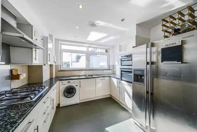 Two Double Bedroom Top Floor Apartment with Panoramic Views and Balcony