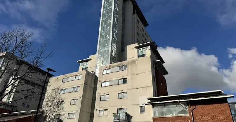 2 Bedroom River Thames View Apartment with Parking