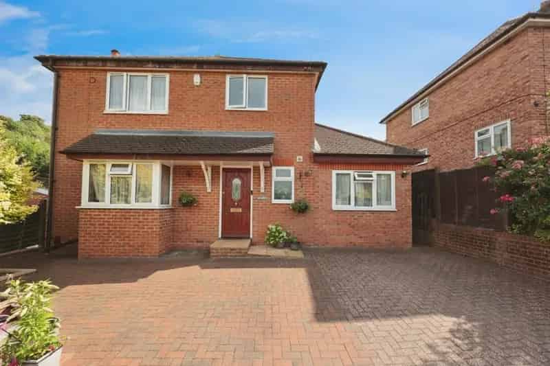 Spacious 3-4 Bedroom Detached Home with Garden and Outbuilding
