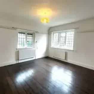 7 Room House Share Birmingham - Spacious Home for Employed Adults