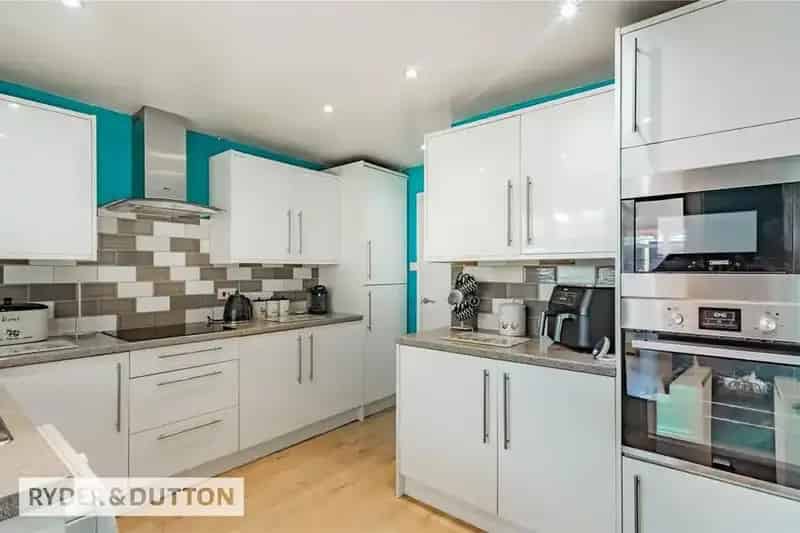 2 Bedroom Detached Bungalow for Sale in Hollinwood