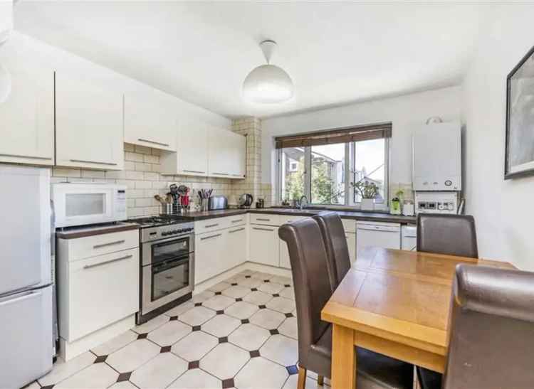 Three Double Bedroom Apartment near Victoria Park