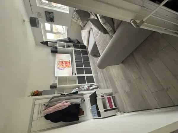 2 Bed Maisonette Near Sainsbury's and Schools
