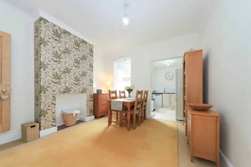 Immaculately Presented 2 Bed End Terrace House