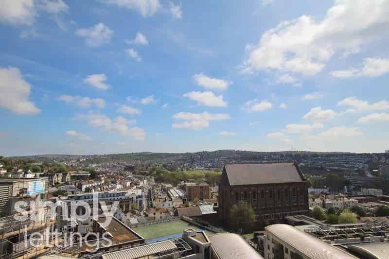 2 Bedroom Brighton Apartment Near Station - Furnished