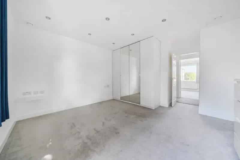 Spacious 2-Bed Maisonette  Refurbished Kitchen Diner No Onward Chain