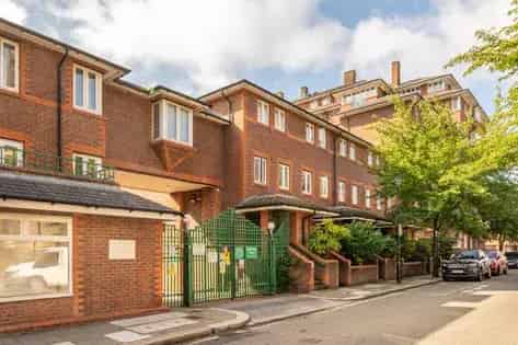 2 Bedroom Duplex Flat 42m² London