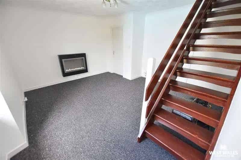 2 bed flat for sale