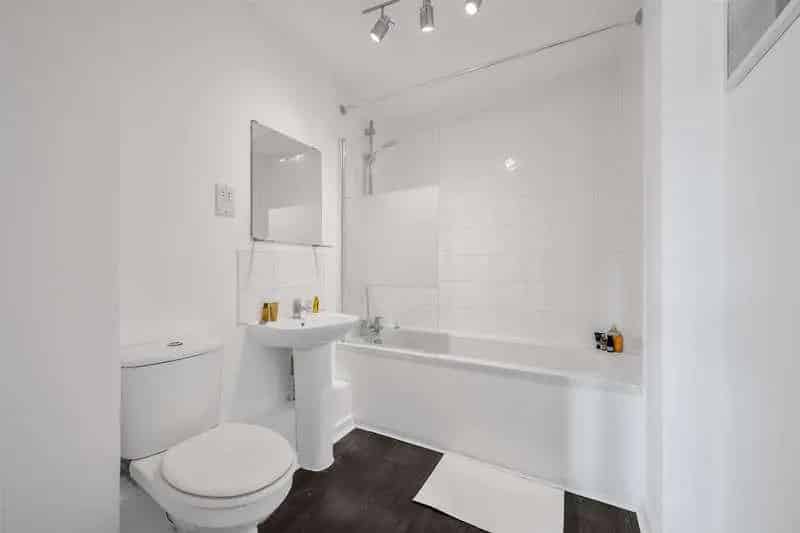1 Bed Flat for Sale Near Clock House Station