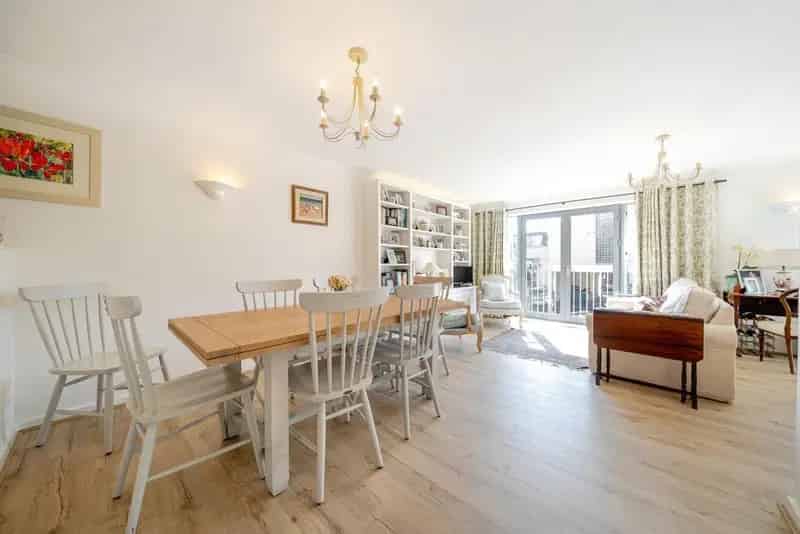 Two Double Bedroom House in Balham with Parking and Roof Terrace