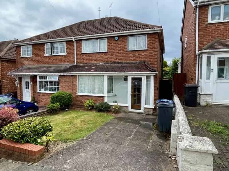 3 Bedroom Semi Detached House To Rent