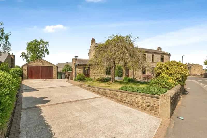 Family Home Large Garden Double Garage Three Bedrooms
