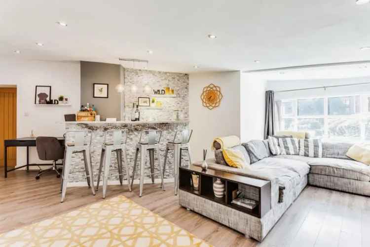 Contemporary Home with Open Plan Living and Stunning Gardens