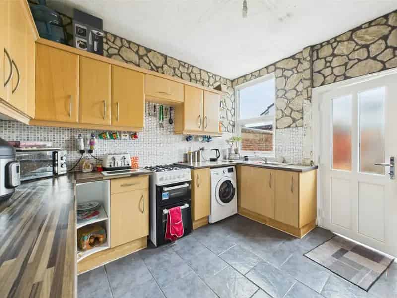 3 Bedroom Terrace House Leasehold EPC C Council Tax A