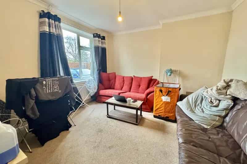 3 Bed House with Modern Kitchen and Family Bathroom