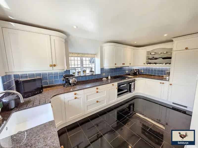 4 bed house for sale