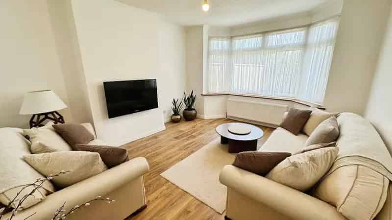 3 Bedroom 1930s Semi-Detached House For Sale