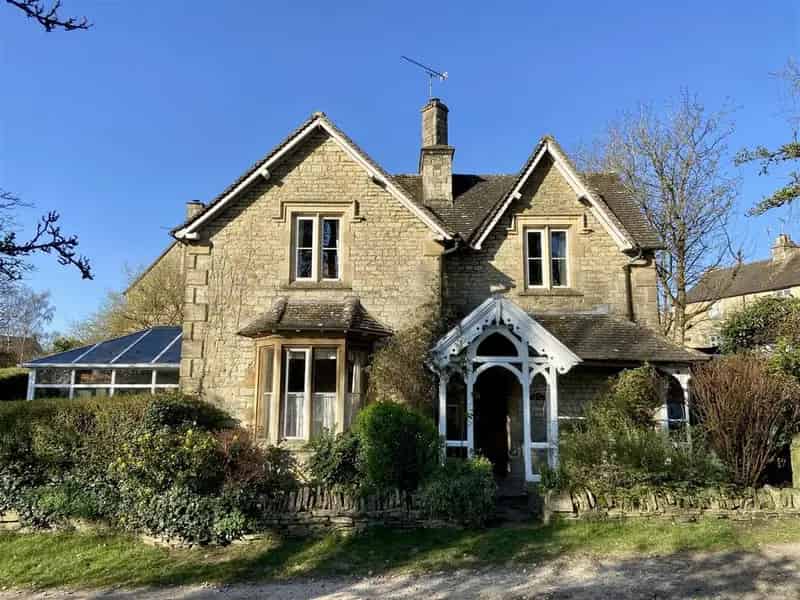 2 Bedroom Detached Cotswold Stone Lodge For Sale