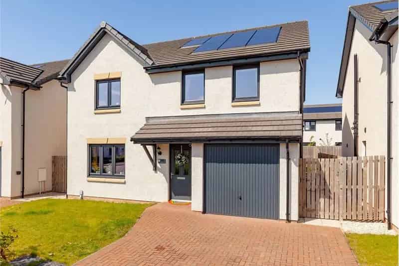 4 Bed Detached House with 2 Reception Rooms
