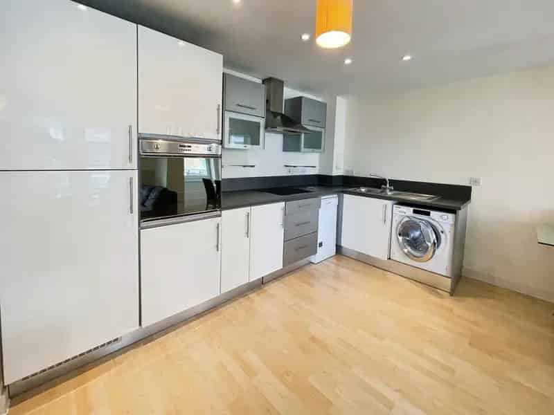 2 Bedroom Apartment Near Train Station with Balcony and Parking