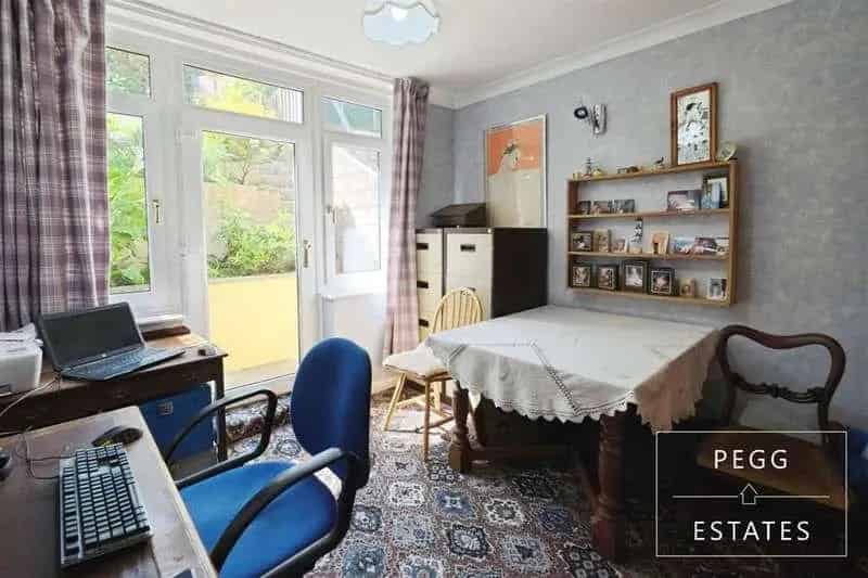 5 bed house for sale