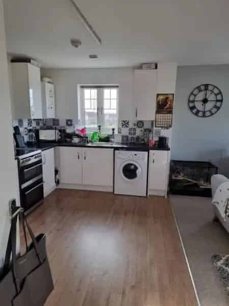 2 Double Bedroom Flat Near Schools and Train Station