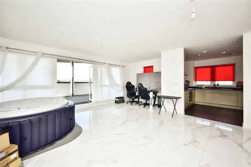 Spacious Penthouse Apartment with Panoramic Views Maidstone