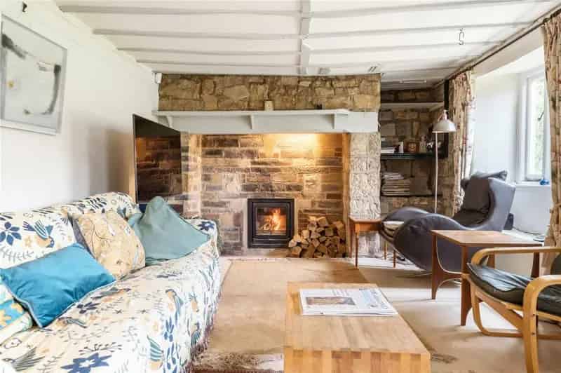 Charming Detached Cottage on 1.5 Acres with Country Views
