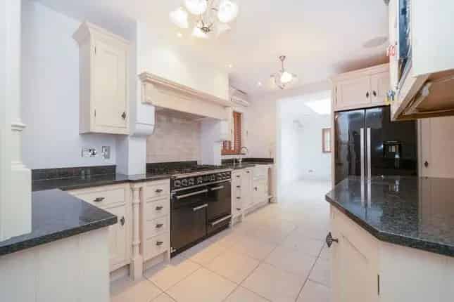 Detached House for Sale in Finchley N3