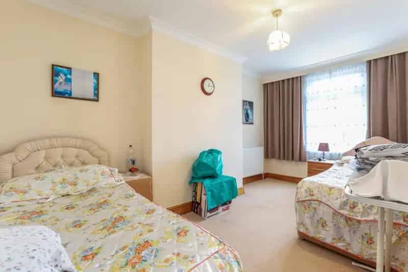 3 Bed Flat for Sale in Brockley Rise