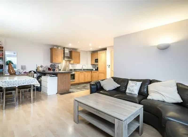 2 Bed 2 Bath Flat Near Borough Tube  Secure Parking Gym