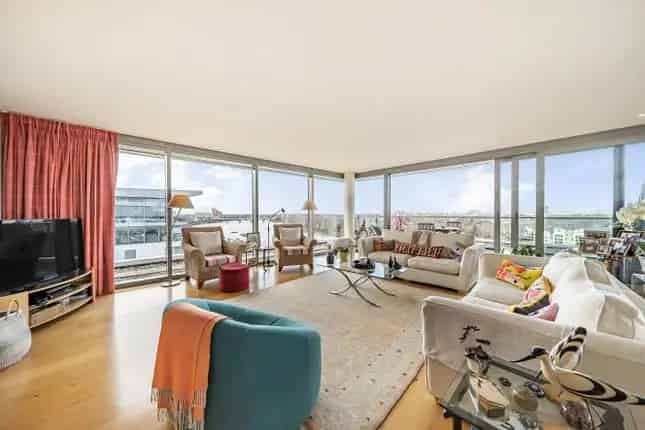 Luxury 3-Bedroom River Thames Apartment in Putney