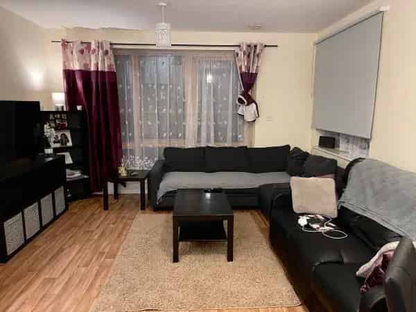 3-Bed Flat Near Tooting Stations Large Balcony Storage