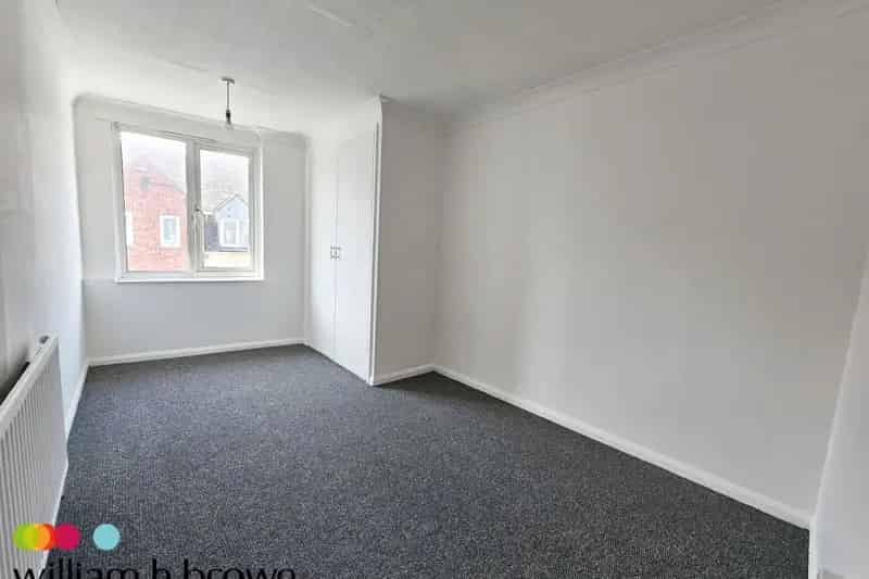 Four Bedroom Maisonette Near Train Station