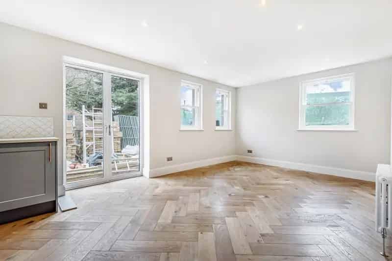 Wimbledon One Bedroom Apartment with Private Patio