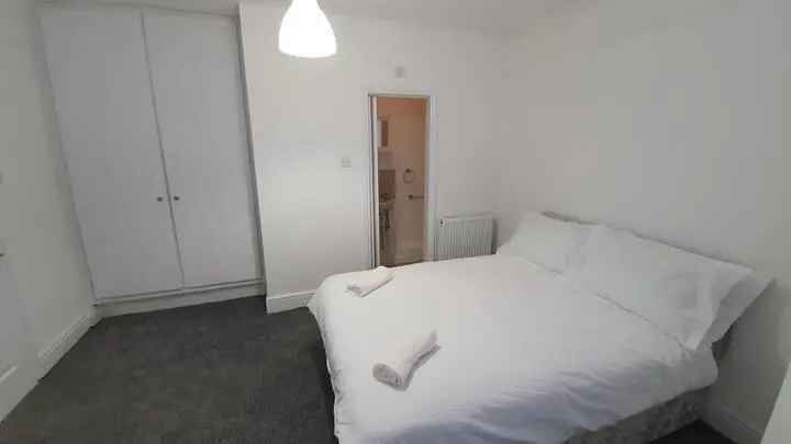 6 Bedroom House Ensuite Room to Let All Bills Included