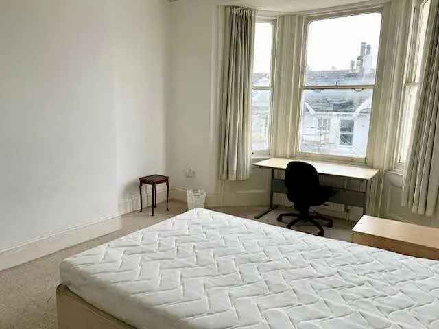 Spacious Double Room in 4-Bedroom House - Available August 13th, 2025