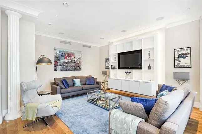 Flat to rent in The Strand, London WC2R