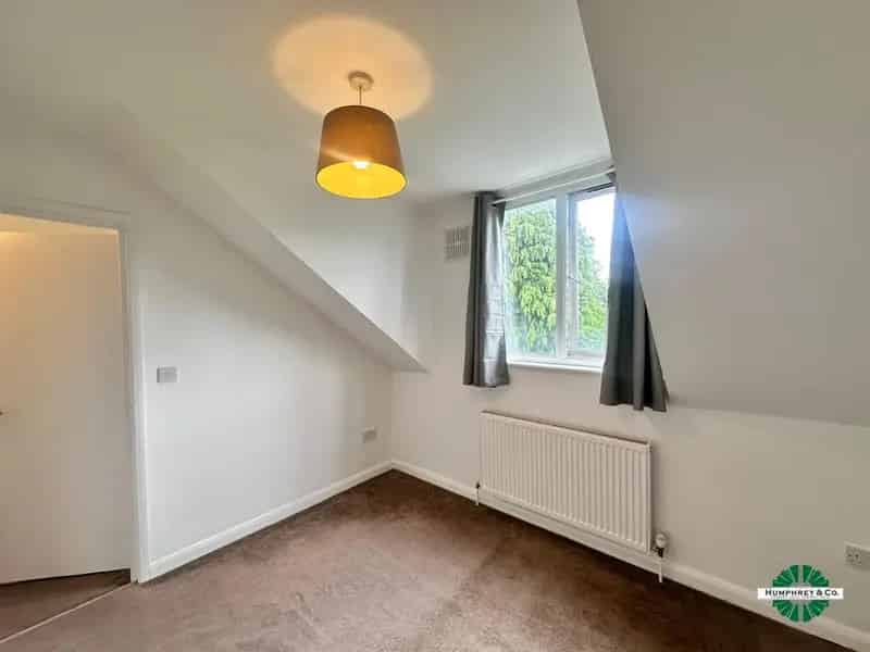 2 Bedroom Flat to Rent Near Train Station