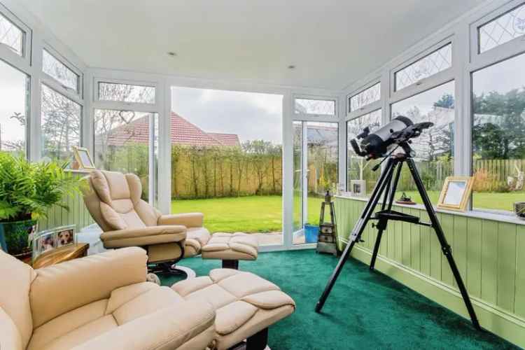 Detached Cottage with Hot Tub and Ample Parking
