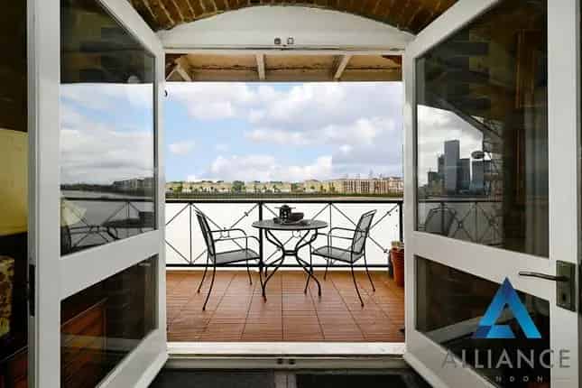 2-Bed Flat in Limehouse Commercial Wharf River Views