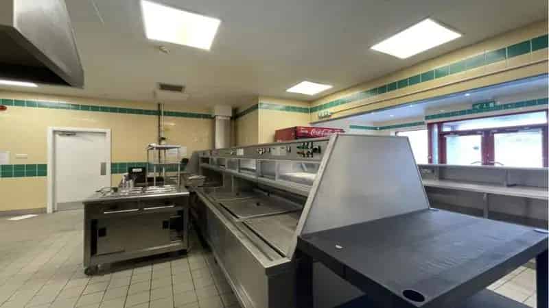 Takeaway Unit with Commercial Kitchen and Parking