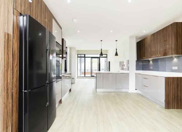 2-Bed Sub Penthouse Apartment near Westferry Circus