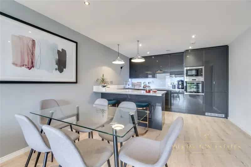 2 Bedroom Penthouse Apartment City Views Secure Parking
