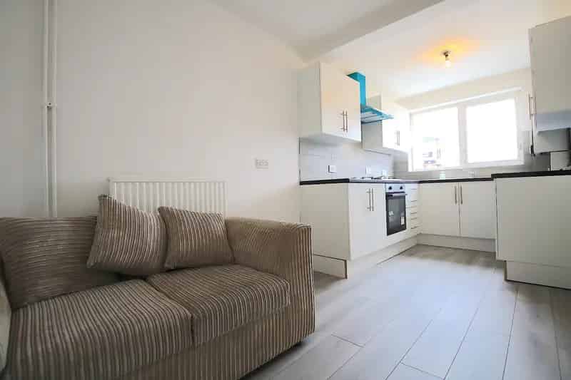 4 Bedroom Flat Near Mile End Station - Fully Furnished