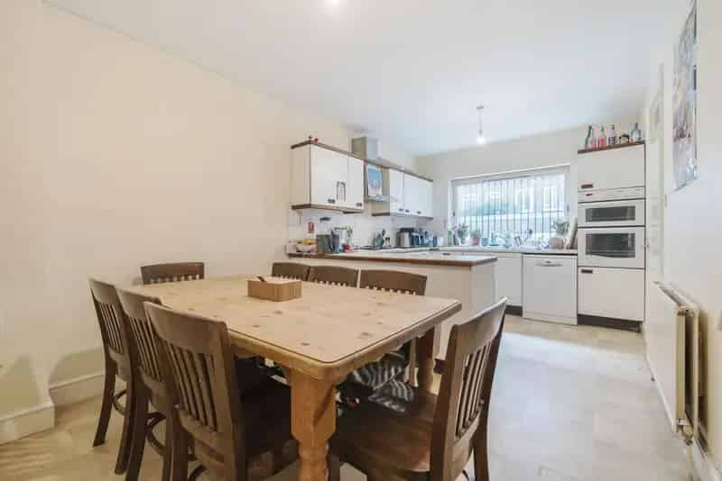 Five Bedroom Modern Townhouse with Parking