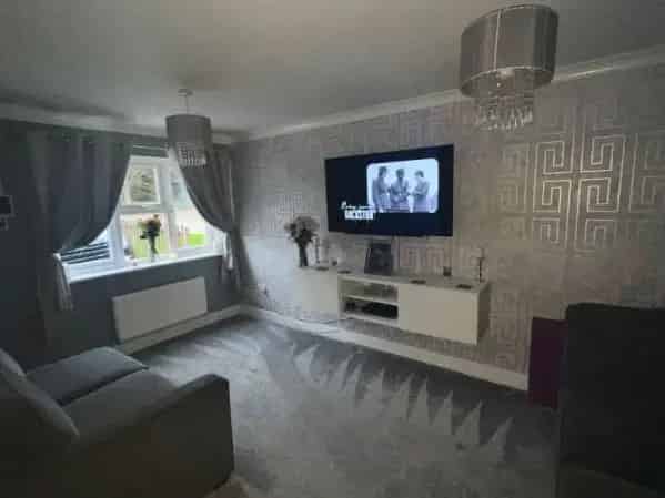 3 Bed House Driveway Garden Near Amenities